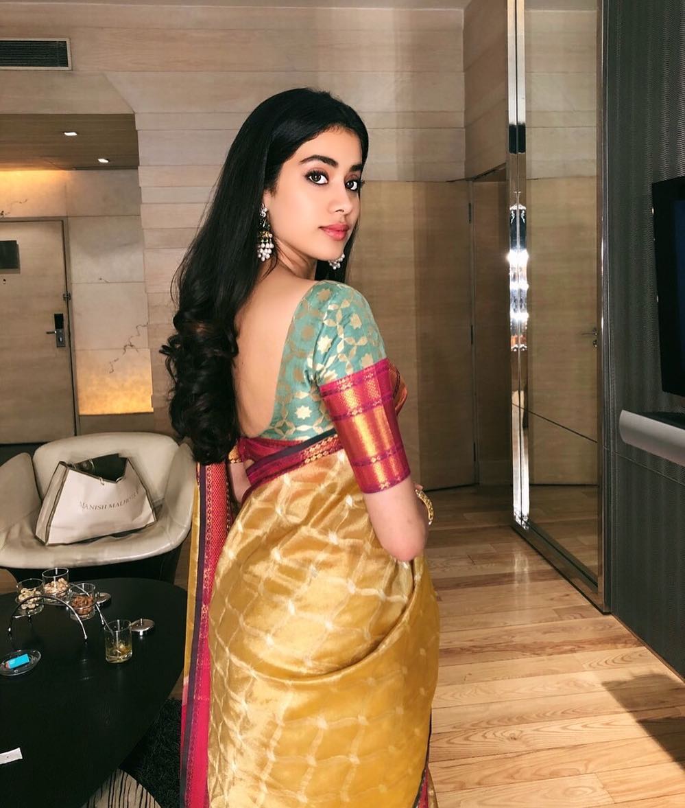 You are currently viewing Janhvi Kapoor in Manish Malhotra Saree