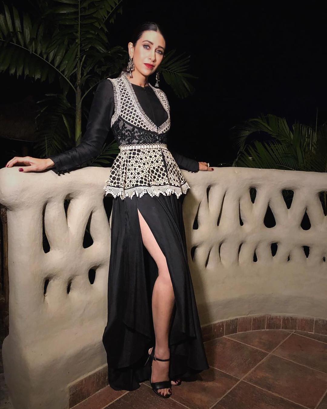 Read more about the article Karishma Kapoor in Tarun Tahiliani