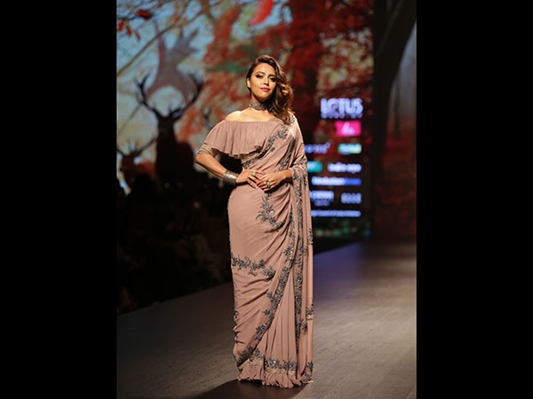 You are currently viewing Nirmooha by Prreeti Jaiin Nainutia| Showstopper Swara Bhaskar| LMIFW A\W 2019